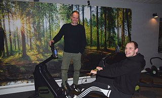 Guido Möhlmann (l.) und Trainer Tim Rogalski an einer der neuen Ruderbänke. - Mareike Patock Guido Möhlmann (l.) und Trainer Tim Rogalski an einer der neuen Ruderbänke. - Mareike Patock