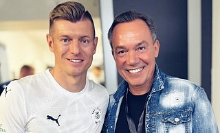 Weltmeister und Icon-League-Gründer Toni Kroos begrüßt den Gütersloher Unternehmer Thomas Hagedorn als Neu-Investor. - Thomas Hagedorn Weltmeister und Icon-League-Gründer Toni Kroos begrüßt den Gütersloher Unternehmer Thomas Hagedorn als Neu-Investor. - Thomas Hagedorn