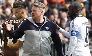 SCP-Cheftrainer Lukas Kwasniok und sein Kapitän David Kinsombi nach dem Abpfiff auf St. Pauli. - Imago Images SCP-Cheftrainer Lukas Kwasniok und sein Kapitän David Kinsombi nach dem Abpfiff auf St. Pauli. - Imago Images