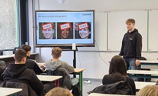 Referent Silas Borgmeier (vorne) informierte die Schülerinnen und Schüler der Jahrgangsstufe 10 über Sicherheit und Datenschutz. - Alexandra Stratmeier Referent Silas Borgmeier (vorne) informierte die Schülerinnen und Schüler der Jahrgangsstufe 10 über Sicherheit und Datenschutz. - Alexandra Stratmeier