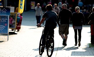Schnell können Passanten in der Fußgängerzone die Richtung wechseln. Ein (Fast)-Zusammenstoß mit sich von hinten nähernden Radfahrern ist recht oft die Folge. - Gerald Dunkel Schnell können Passanten in der Fußgängerzone die Richtung wechseln. Ein (Fast)-Zusammenstoß mit sich von hinten nähernden Radfahrern ist recht oft die Folge. - Gerald Dunkel