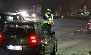 Verkehrskontrolle: Andreas Jürgensmeyer winkt einen Autofahrer aus dem Verkehr. Die Polizei zeigte am Freitagabend Präsenz in der Bad Oeynhausener Innenstadt. - Ulf Hanke Verkehrskontrolle: Andreas Jürgensmeyer winkt einen Autofahrer aus dem Verkehr. Die Polizei zeigte am Freitagabend Präsenz in der Bad Oeynhausener Innenstadt. - Ulf Hanke