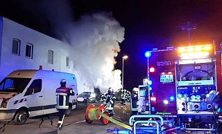 Das Haus in Albaxen konnte aufgrund der Bauweise und Flammentwicklung nur im Außenangriff gelöscht werden. - Feuerwehr Höxter Das Haus in Albaxen konnte aufgrund der Bauweise und Flammentwicklung nur im Außenangriff gelöscht werden. - Feuerwehr Höxter