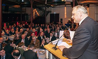 In der voll besetzten Hechelei machte Ralf Nettelstroth (am Mikrofon) klar, dass er Oberbürgermeister werden will. Festredner des Abends war NRW-Sozialminister Karl-Josef Laumann – am Tisch vor dem Pult neben Alt-OB Eberhard David. - Joerg Dieckmann In der voll besetzten Hechelei machte Ralf Nettelstroth (am Mikrofon) klar, dass er Oberbürgermeister werden will. Festredner des Abends war NRW-Sozialminister Karl-Josef Laumann – am Tisch vor dem Pult neben Alt-OB Eberhard David. - Joerg Dieckmann