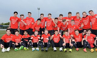 Meisterjubel: Als der Triumph perfekt war, streiften sich die B-Junioren des SC Verl die vorbereiteten Shirts über und feierten: "Westfalenliga wir kommen!" - Foto: Markus Schumacher Meisterjubel: Als der Triumph perfekt war, streiften sich die B-Junioren des SC Verl die vorbereiteten Shirts über und feierten: "Westfalenliga wir kommen!" - Foto: Markus Schumacher