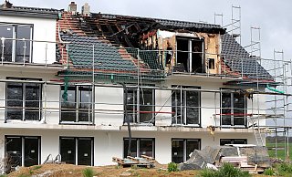 Der Bau am Tag nach dem Feuer. - Wolfgang Rudolf Der Bau am Tag nach dem Feuer. - Wolfgang Rudolf