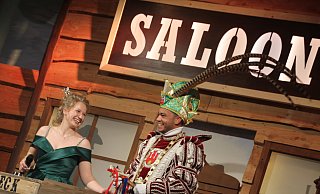 Mit einem Mikro in der Hand fühlt sie sich wohl: Prinzessin Uta Klare strahlt mir ihrem Prinz Alex Hannibal im jecken Saloon. Dabei werfen die beiden durchaus mit Komplimenten um sich. - Madita Schellenberg Mit einem Mikro in der Hand fühlt sie sich wohl: Prinzessin Uta Klare strahlt mir ihrem Prinz Alex Hannibal im jecken Saloon. Dabei werfen die beiden durchaus mit Komplimenten um sich. - Madita Schellenberg
