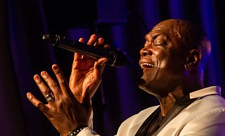 Ray Greene war 2023, damals im Lui House, schon einmal beim Musik-Kontor zu Gast. Am 11. Oktober kommt er zum Konzert ins Marta-Café. - Ralf Bittner Ray Greene war 2023, damals im Lui House, schon einmal beim Musik-Kontor zu Gast. Am 11. Oktober kommt er zum Konzert ins Marta-Café. - Ralf Bittner