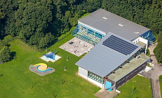 Die beiden Hallen der Welle. Auf der Freifläche unten gäbe es genügend Flächen für ein größeren Schwimmbecken im Freien. - Hans Blossey Die beiden Hallen der Welle. Auf der Freifläche unten gäbe es genügend Flächen für ein größeren Schwimmbecken im Freien. - Hans Blossey