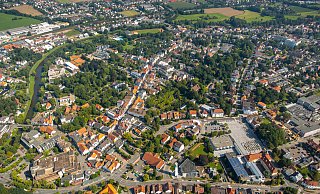 Blick von oben auf die Bünder Innenstadt: Rechts der Marktplatz, unten links Woolworth und Rathaus, links davon fließt die Else. Im Norden ist der Steinmeisterpark und das Freibad zu erkennen, dazwischen zieht sich die Eschstraße. - Hans Blossey Blick von oben auf die Bünder Innenstadt: Rechts der Marktplatz, unten links Woolworth und Rathaus, links davon fließt die Else. Im Norden ist der Steinmeisterpark und das Freibad zu erkennen, dazwischen zieht sich die Eschstraße. - Hans Blossey
