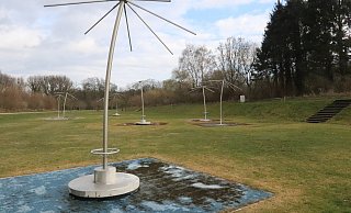 Die Sprühschirme auf der Aqua Magcia im Winter. In der Saison werden sie mit schlaffem, ausgegblichenem Kunststoff bespannt. - Dirk Windmöller Die Sprühschirme auf der Aqua Magcia im Winter. In der Saison werden sie mit schlaffem, ausgegblichenem Kunststoff bespannt. - Dirk Windmöller