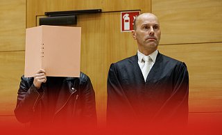 Der Angeklagte beim Prozessauftakt im Juni (l.) mit seinem Verteidiger Peter Rostek. - Friso Gentsch/dpa Der Angeklagte beim Prozessauftakt im Juni (l.) mit seinem Verteidiger Peter Rostek. - Friso Gentsch/dpa