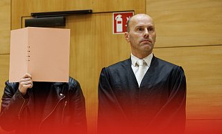 Der Angeklagte beim Auftakt des Babymord-Prozesses in Bielefeld (l.) mit seinem Verteidiger Peter Rostek. - Friso Gentsch/dpa Der Angeklagte beim Auftakt des Babymord-Prozesses in Bielefeld (l.) mit seinem Verteidiger Peter Rostek. - Friso Gentsch/dpa