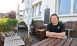 Denis Mann auf der Terrasse des Restaurants Mann & Metzger, das er zusammen mit seiner Frau Sabrina Schüler betreibt. - Frank Jasper Denis Mann auf der Terrasse des Restaurants Mann & Metzger, das er zusammen mit seiner Frau Sabrina Schüler betreibt. - Frank Jasper