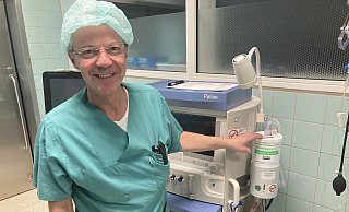 Dietrich Henzler, Professor, Direktor und Facharzt für Anästhesiologie am Klinikum Herford zeigt auf das Gerät, in dem das Narkosegas nach dem Ausatmen gesammelt wird. - Corina Lass Dietrich Henzler, Professor, Direktor und Facharzt für Anästhesiologie am Klinikum Herford zeigt auf das Gerät, in dem das Narkosegas nach dem Ausatmen gesammelt wird. - Corina Lass
