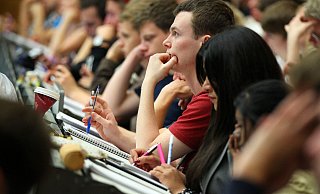 Landesweit gehörte BWL im Wintersemester 2024/25 zu den beliebtesten Studienfächern. Auch in OWL zeichnet sich dieser Trend ab. - picture alliance / dpa Landesweit gehörte BWL im Wintersemester 2024/25 zu den beliebtesten Studienfächern. Auch in OWL zeichnet sich dieser Trend ab. - picture alliance / dpa