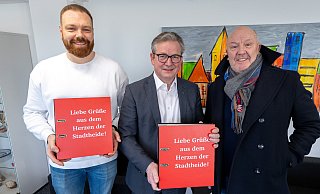 Marcel Döveling (l., Rewe) und Karl Förster (r., Heide-Center) überreichen die Ordner mit den Unterschriften, die sich gegen das Nahversorgungszentrum richten, an Paderborns Bürgermeister Michael Dreier. - Niklas Tüns Marcel Döveling (l., Rewe) und Karl Förster (r., Heide-Center) überreichen die Ordner mit den Unterschriften, die sich gegen das Nahversorgungszentrum richten, an Paderborns Bürgermeister Michael Dreier. - Niklas Tüns