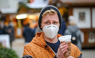 Darf ich meine gebrannten Mandeln nur noch direkt am Stand essen, wenn jetzt ab Freitag wieder Maskenpflicht in der Innenstadt angesagt ist?, fragt sich Moritz Trinsch beim Bummel über den Bielefelder Weihnachtsmarkt. - Foto: Andreas Zobe/NW Darf ich meine gebrannten Mandeln nur noch direkt am Stand essen, wenn jetzt ab Freitag wieder Maskenpflicht in der Innenstadt angesagt ist?, fragt sich Moritz Trinsch beim Bummel über den Bielefelder Weihnachtsmarkt. - Foto: Andreas Zobe/NW