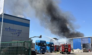 Beim Entsorgungsunternehmen Schnur in Versmold-Bockhorst ist am Donnerstagmittag ein Feuer ausgebrochen. Altpapier geriet in Brand und sorgte für starke Rauchentwicklung. - Tasja Klusmeyer Beim Entsorgungsunternehmen Schnur in Versmold-Bockhorst ist am Donnerstagmittag ein Feuer ausgebrochen. Altpapier geriet in Brand und sorgte für starke Rauchentwicklung. - Tasja Klusmeyer