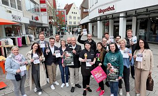 Einzelhändler und Gastronomen haben sich eine besondere Aktion für den verkaufsoffenen Sonntag ausgedacht. Es gibt Gutscheine für Leckereien wie Eis oder Pommes. - Frank-Michael Kiel-Steinkamp Einzelhändler und Gastronomen haben sich eine besondere Aktion für den verkaufsoffenen Sonntag ausgedacht. Es gibt Gutscheine für Leckereien wie Eis oder Pommes. - Frank-Michael Kiel-Steinkamp