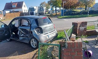 Dieser Smart ist von der Werster Straße in die Mauer von Familie Fakih gekracht. - Mahmoud Fakih Dieser Smart ist von der Werster Straße in die Mauer von Familie Fakih gekracht. - Mahmoud Fakih