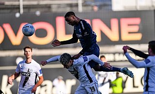 Paderborns Ilyas Ansah (oben) kommt gegen den Elversberger Lukas Pinckert zum Kopfball. - Silas Schueller/DeFodi Images/dpa Paderborns Ilyas Ansah (oben) kommt gegen den Elversberger Lukas Pinckert zum Kopfball. - Silas Schueller/DeFodi Images/dpa