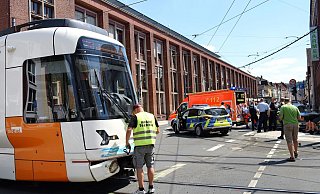 Zusammenstoß: Der Streifenwagen (vor dem Rettungswagen) kam nach dem Zusammenstoß mit der Bahn quer zur Fahrbahn zum Stehen. - Barbara Franke Zusammenstoß: Der Streifenwagen (vor dem Rettungswagen) kam nach dem Zusammenstoß mit der Bahn quer zur Fahrbahn zum Stehen. - Barbara Franke