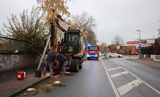 Der Bagger mit einem Teil des ausgelaufenen Öls auf der Weserstraße. Die Einsatzkräfte haben die Straße gesperrt. - Noah Matzat Der Bagger mit einem Teil des ausgelaufenen Öls auf der Weserstraße. Die Einsatzkräfte haben die Straße gesperrt. - Noah Matzat