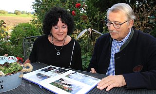 Eva und Elmar Stricker schwelgen in Erinnerungen. Das Fotoalbum haben sie von den Schönewaldern geschenkt bekommen. - David Schellenberg Eva und Elmar Stricker schwelgen in Erinnerungen. Das Fotoalbum haben sie von den Schönewaldern geschenkt bekommen. - David Schellenberg