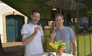 Tarek Alkis (l.) und Jörg Rindgassen probieren auf dem Streetfood-Markt gerne neue Gerichte aus, wie zum Beispiel den Linsenbratling am Veggie Burger Stand von Petra Kaiser. - Julia Stratmann Tarek Alkis (l.) und Jörg Rindgassen probieren auf dem Streetfood-Markt gerne neue Gerichte aus, wie zum Beispiel den Linsenbratling am Veggie Burger Stand von Petra Kaiser. - Julia Stratmann