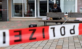Eine Polizeibeamtin der Kriminaltechnik steht an einem abgesperrten Tatort. - Friso Gentsch/dpa Eine Polizeibeamtin der Kriminaltechnik steht an einem abgesperrten Tatort. - Friso Gentsch/dpa
