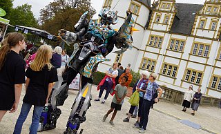 Oliver Kessler spaziert bei der Performance 2025 als Robotman durch den Neuhäuser Schlosspark. - Felix Schwien Oliver Kessler spaziert bei der Performance 2025 als Robotman durch den Neuhäuser Schlosspark. - Felix Schwien