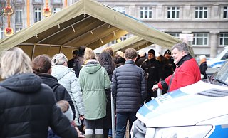 Am zweiten Weihnachtsfeiertag bildet sich eine Warteschlange beim Einlass in den Kölner Dom. - Sascha Thelen/dpa Am zweiten Weihnachtsfeiertag bildet sich eine Warteschlange beim Einlass in den Kölner Dom. - Sascha Thelen/dpa