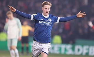 Sam Schreck genoss den Jubel nach seinem vermeintlichen Treffer zum 3:1. Das Tor wurde Minuten später annulliert. - Oliver Krato Sam Schreck genoss den Jubel nach seinem vermeintlichen Treffer zum 3:1. Das Tor wurde Minuten später annulliert. - Oliver Krato