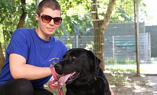Sucht ein neues Zuhause: Labrador-Hündin Lara. Bis dahin kümmert sich Tierpflegerin Annie Schelage um den Vierbeiner. - Nathalie Voigt Sucht ein neues Zuhause: Labrador-Hündin Lara. Bis dahin kümmert sich Tierpflegerin Annie Schelage um den Vierbeiner. - Nathalie Voigt