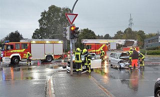 Erheblicher Schaden: Die Feuerwehr an der Unfallstelle. Foto: Polizei - Polizei Herford Erheblicher Schaden: Die Feuerwehr an der Unfallstelle. Foto: Polizei - Polizei Herford