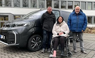 Benedikt und Laura Röhrig mit Kirchlengern Bürgermeister Rüdiger Meier. - Christian Grospitz Benedikt und Laura Röhrig mit Kirchlengern Bürgermeister Rüdiger Meier. - Christian Grospitz