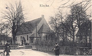 Das Foto zeigt die alte Kirche des Kirchspiels Hiddenhausen im Jahre 1916. Die beiden Personen, ein alter Mann mit einem Beil und ein Herr mittleren Alters mit einem Fahrrad, haben sich für den Fotografen dazugestellt. Besonders Menschen dieser Altersstufen fielen den Spanischen Grippe zum Opfer. - Sammlung Hermann Stuke Das Foto zeigt die alte Kirche des Kirchspiels Hiddenhausen im Jahre 1916. Die beiden Personen, ein alter Mann mit einem Beil und ein Herr mittleren Alters mit einem Fahrrad, haben sich für den Fotografen dazugestellt. Besonders Menschen dieser Altersstufen fielen den Spanischen Grippe zum Opfer. - Sammlung Hermann Stuke