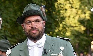 Kommandeur und Major Thomas Wiesemann erklärt die Aktionen der Schützengilde Höxter. - Thomas Kube Kommandeur und Major Thomas Wiesemann erklärt die Aktionen der Schützengilde Höxter. - Thomas Kube