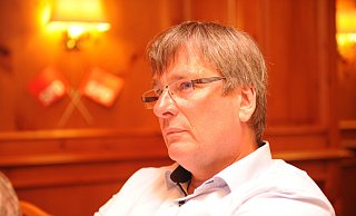 Udo Högemeier, Bürgermeisterkandidat der SPD Rahden, verfolgte still die immer neuen Hochrechnungen. Am Ende lag er deutlich hinter CDU-Amtsinhaber Bert Honsel. - Joern Spreen-Ledebur Udo Högemeier, Bürgermeisterkandidat der SPD Rahden, verfolgte still die immer neuen Hochrechnungen. Am Ende lag er deutlich hinter CDU-Amtsinhaber Bert Honsel. - Joern Spreen-Ledebur