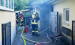 Salzkottener Feuerwehrleute bergen Gasflaschen aus der brennenden Werkstatt. - Ralph Meyer Salzkottener Feuerwehrleute bergen Gasflaschen aus der brennenden Werkstatt. - Ralph Meyer