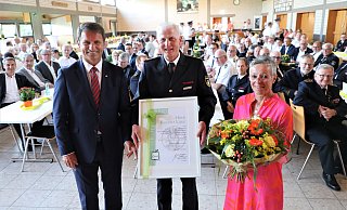 Landrat Michael Stickeln (v. l.), Rudolf und Gabi Lüke nach der Verleihung der Urkunde zum Ehrenkreisbrandmeister. - Simone Flörke Landrat Michael Stickeln (v. l.), Rudolf und Gabi Lüke nach der Verleihung der Urkunde zum Ehrenkreisbrandmeister. - Simone Flörke