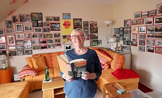 Mein "Italien" nennt Rita Frentrup ihre Zweitwohnung unter dem Dach ihres Hauses. Die Anregung kommt aus dem Buch, das sie in der Hand hält. - Frank-Michael Kiel-Steinkamp Mein "Italien" nennt Rita Frentrup ihre Zweitwohnung unter dem Dach ihres Hauses. Die Anregung kommt aus dem Buch, das sie in der Hand hält. - Frank-Michael Kiel-Steinkamp