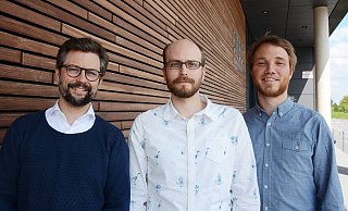 Erforschen Social Bots: Die Wissenschaftler Philipp Cimiano (v.l.), Ole Pütz und Florian Muhle. - CITEC/Universität Bielefeld Erforschen Social Bots: Die Wissenschaftler Philipp Cimiano (v.l.), Ole Pütz und Florian Muhle. - CITEC/Universität Bielefeld