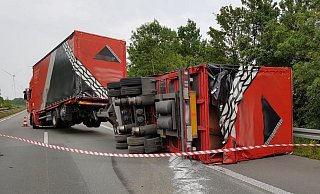 Das Lkw-Gespann blockierte die komplette Fahrbahn der A 44. - Feuerwehr Bad Wünnenberg Das Lkw-Gespann blockierte die komplette Fahrbahn der A 44. - Feuerwehr Bad Wünnenberg