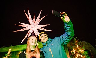 Selfie mit Riesen-Stern: Mara (12) und Jochen gehören zu den ersten Besuchern der Parkillumination in Schloß Neuhaus, die für Weihnachtsstimmung sorgt. - Besim Mazhiqi Selfie mit Riesen-Stern: Mara (12) und Jochen gehören zu den ersten Besuchern der Parkillumination in Schloß Neuhaus, die für Weihnachtsstimmung sorgt. - Besim Mazhiqi