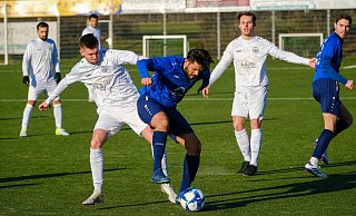 Heepens Mika Klingenberg (l.) und Jöllenbecks Sercan Erülkeroglu kämpfen um den Ball. - Andreas Zobe Heepens Mika Klingenberg (l.) und Jöllenbecks Sercan Erülkeroglu kämpfen um den Ball. - Andreas Zobe
