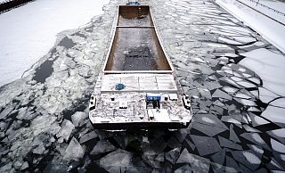 Ein Schubverband bahnt sich bei frostigen Temperaturen den Weg durch das Eis auf der Spree im Berliner Regierungsviertel. - picture alliance/dpa Ein Schubverband bahnt sich bei frostigen Temperaturen den Weg durch das Eis auf der Spree im Berliner Regierungsviertel. - picture alliance/dpa