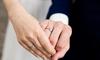 Ein gemeinsamer Doppelname nach der Hochzeit: Ab Mai 2025 soll das möglich sein. - Rolf Vennenbernd/dpa Ein gemeinsamer Doppelname nach der Hochzeit: Ab Mai 2025 soll das möglich sein. - Rolf Vennenbernd/dpa