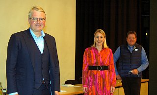 die frischgewählten Bewerber (v.l.) Frank Schäffler und Daniela Beihl mit Versammlungsleiter Kai Abruszat (ganz rechts). - Michael Grundmeier die frischgewählten Bewerber (v.l.) Frank Schäffler und Daniela Beihl mit Versammlungsleiter Kai Abruszat (ganz rechts). - Michael Grundmeier